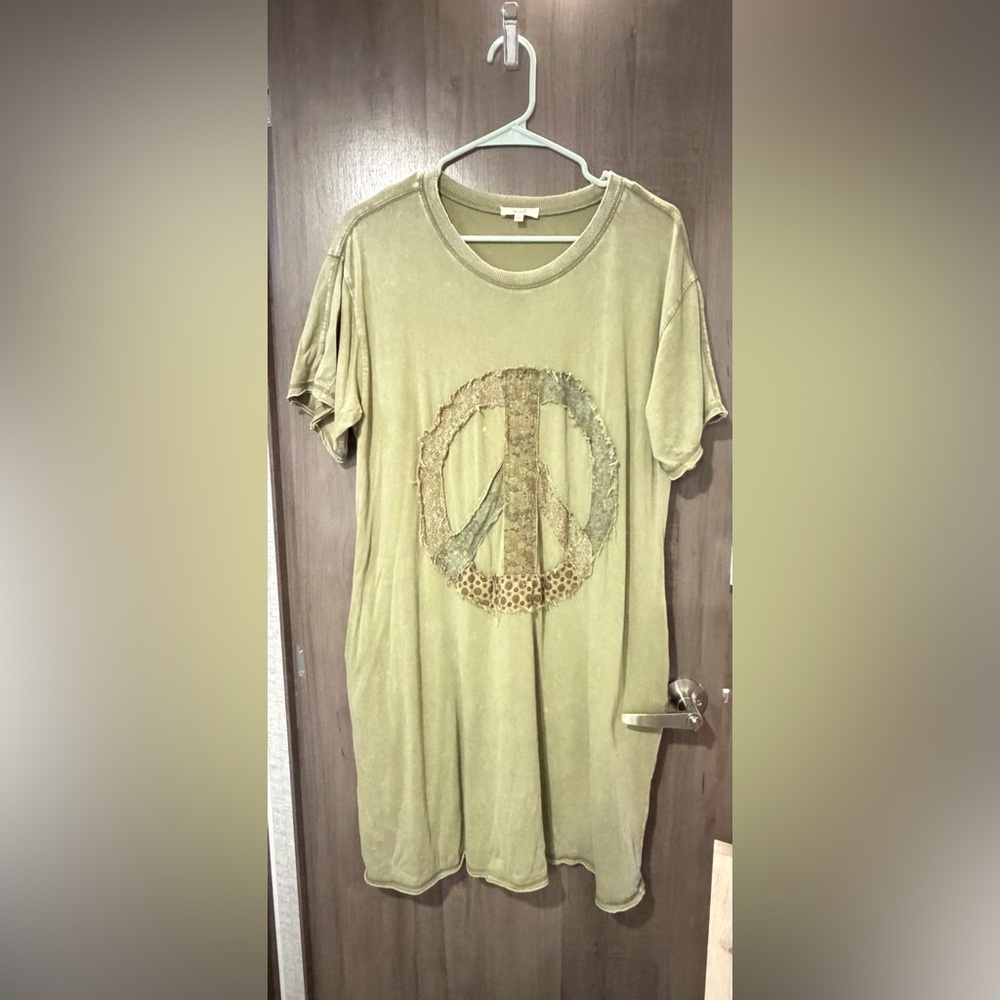 New Easel Olive Peace Graphic Short Sleeve T-Shirt Dress with pockets